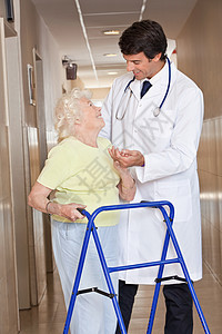 兹密姆框架医生和女医生药品男人卫生公民走廊残障康复帮助病人退休图片