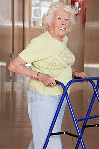 带Zimmerframe的老年妇女残障医院退休卫生诊所帮助女士援助皱纹人士图片