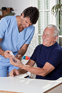 医生验血样本男性诊所乐器病人葡萄糖胰岛素药品血液诊断手臂图片