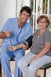 医生接受血压治疗援助助手袖口医院仪表护理微笑女士诊所管道图片