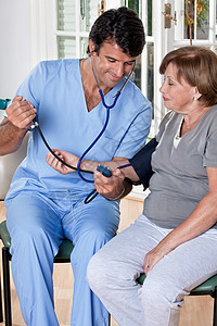 医生接受血压治疗成人女士医院仪表女性病人护理诊所实习生护士图片