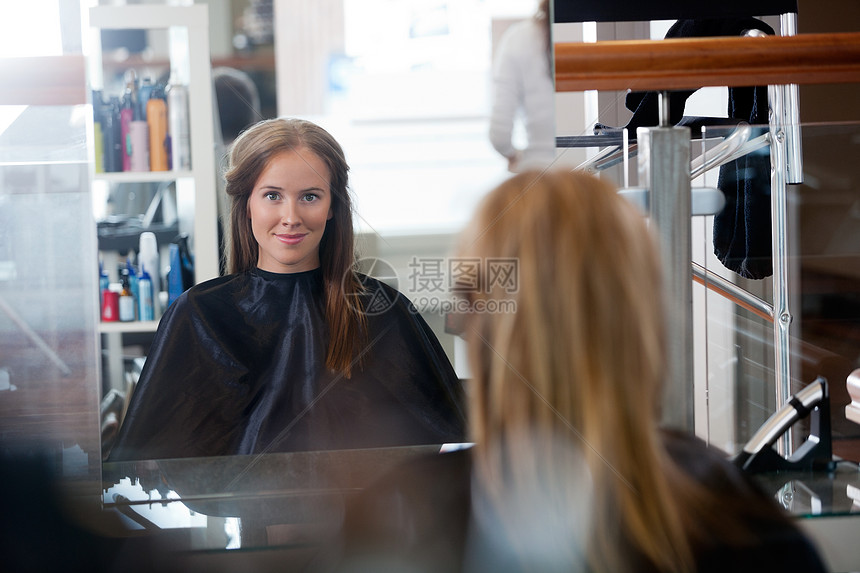 女青年在Parlor发型客户顾客反射理发师沙龙造型镜子女孩微笑图片