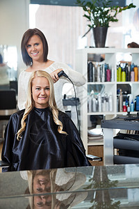 妇女得到头发卷发理发工作反射女孩发型女士职业服务理发师工作室图片