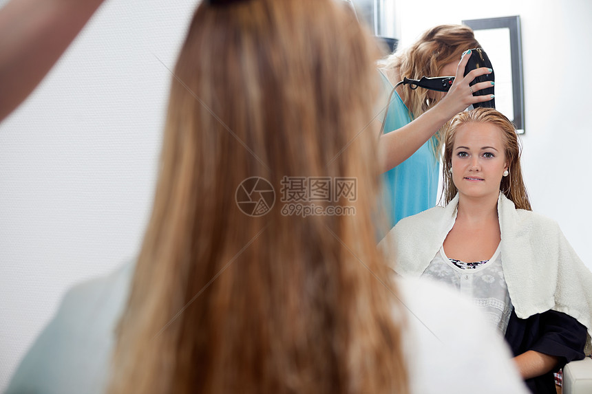 女青年在Parlor顾客工作室设计师女孩美容师职业工作美容理发发型图片