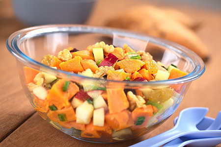 甜土豆和苹果沙拉桌子小吃盘子水平食物坚果葡萄干核桃蔬菜水果图片