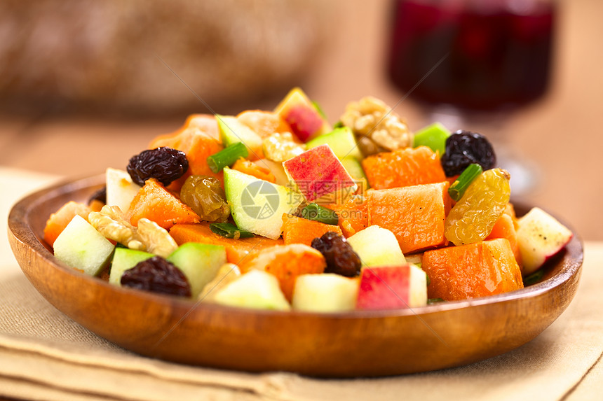 甜土豆和苹果沙拉水平坚果营养食物小吃蔬菜乡村桌子盘子核桃图片