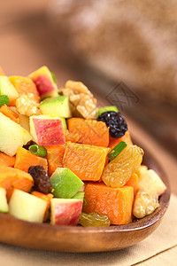 甜土豆和苹果沙拉食物核桃营养乡村小吃葡萄干坚果蔬菜水果盘子图片