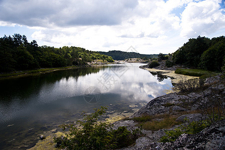 瑞典的景观树木蓝色岩石小岛荒地海岸花岗岩天空岛屿图片