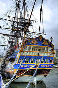 旧帆船航行复制品桅杆绳索水手们破坏公司船运港口商船图片