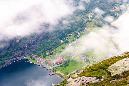 Lysefjord 和Lisebotn 从山上流出图片