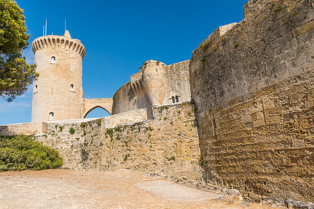 帕尔马德马洛卡巴马特卡的堡塔假期石头历史古董蓝色拱廊堡垒防御庭院城堡图片