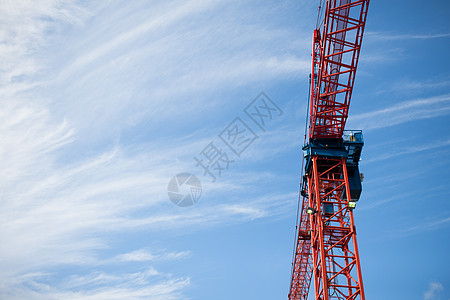 建筑起重机 背景是蓝天空图片