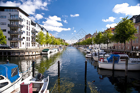 哥本哈根港口码头船屋运河房子历史性银行城市大都市公民图片