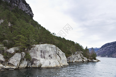 诺威海岸陡峭的岩石海洋爬坡峡湾石头森林农村乡村海岸线风景图片