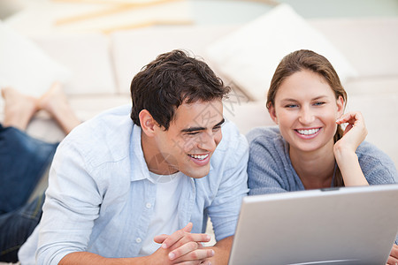 年轻夫妇在看电脑图片