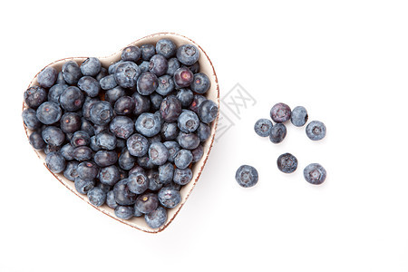 心形碗里新鲜的蓝莓图片