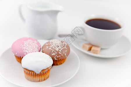 小松饼和白盘咖啡 加糖和牛奶图片