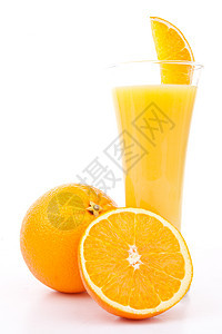 一杯橙汁旁边一个橙子半杯的图片