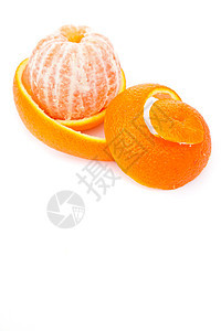 橙子周围环绕着橙皮图片