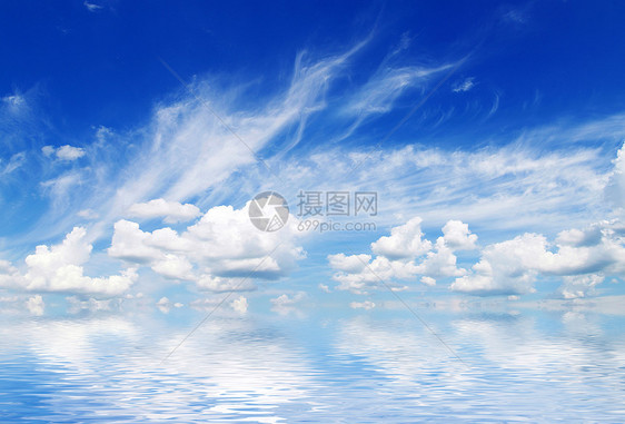 蓝天有彩虹的白毛云天空蓝色沉淀晴天季节气氛水分环境云景反射图片