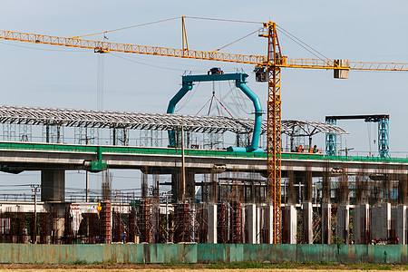 天空列车系统的施工建造吊装水泥建筑平台车站技术火车构造起重机图片