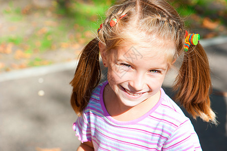 微笑的小女孩女孩女性公园蓝色金发童年女儿快乐幸福头发图片