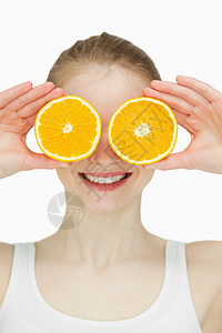 有个女人把橘子放在眼睛上图片