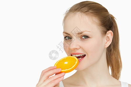女人把橙片塞进嘴里图片