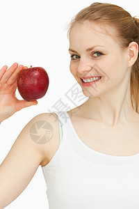 怀着苹果而微笑的女人水果女士果味头发快乐金发女性金发女郎红色图片
