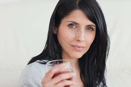 女人拿着一整杯红酒图片