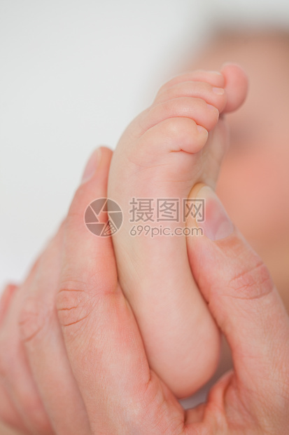 触摸婴儿脚的手指图片