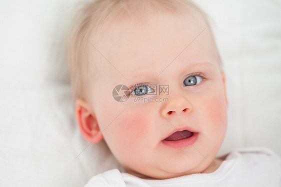 张开嘴时躺着可爱的婴儿图片
