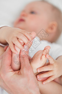 手抚摸婴儿的脚图片