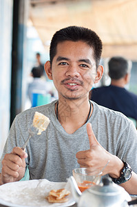 亚洲人喜欢吃早餐享受盘子餐厅食物男性男人背景图片