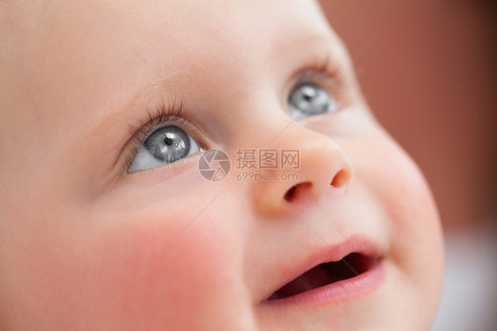 美丽的宝宝睁开她的眼睛图片