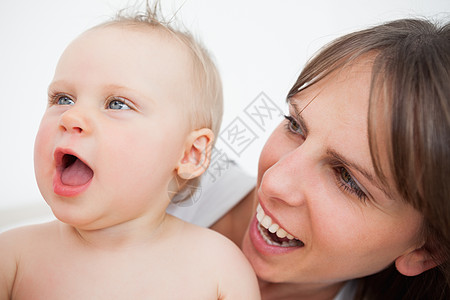 可爱的婴儿在被母亲抱着时张开嘴图片