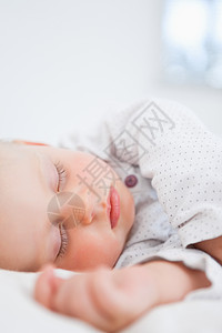 婴儿在延长手臂时睡觉图片