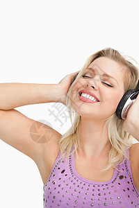 金发女人在听音乐时倾着头仰着头图片