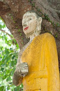 被废弃的佛教雕像黄色水泥图片
