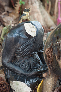 被废弃的佛教雕像破碎无头图片