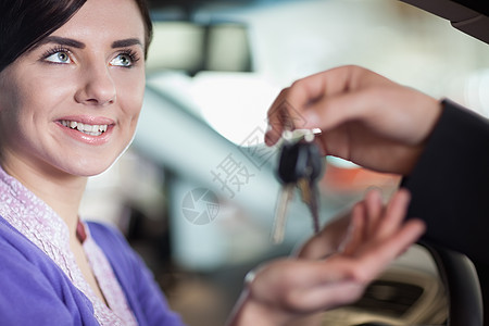 女人拿车钥匙时微笑图片