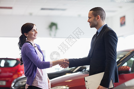 推销员和女人握手图片