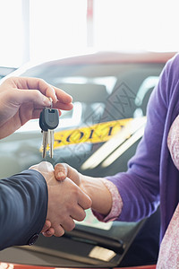 女人握着男人的手经销商交通司机运输销售驾驶车辆汽车钥匙套装图片