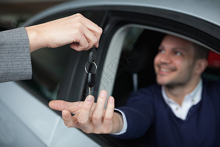 男子在坐在车里时领取车钥匙图片