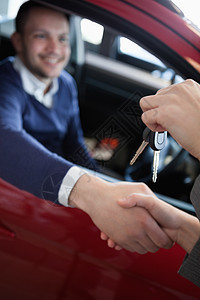客户在握手时收到汽车钥匙经销商车辆人士男性推销员夹克商务车库混血汽车图片