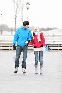 年轻夫妇户外溜冰图片