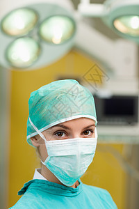 妇女站立并佩戴外科手术用具图片