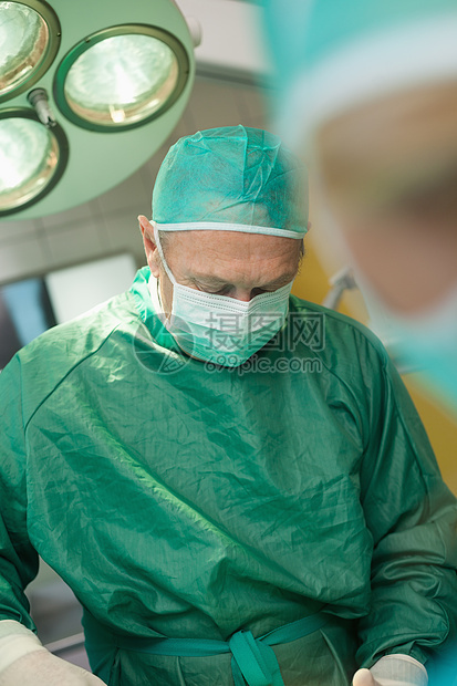 外科手术设备医疗专注技术敷料制服手套口罩从业者医生图片