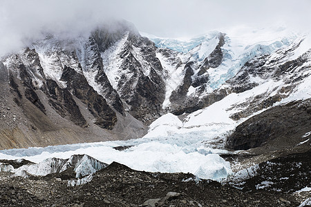 雪雪山远足冰川顶峰天空爬坡山峰蓝色活动岩石风景图片