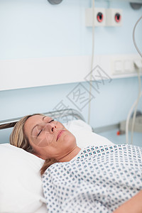 女病人在闭着眼睛时躺在床上睡觉图片